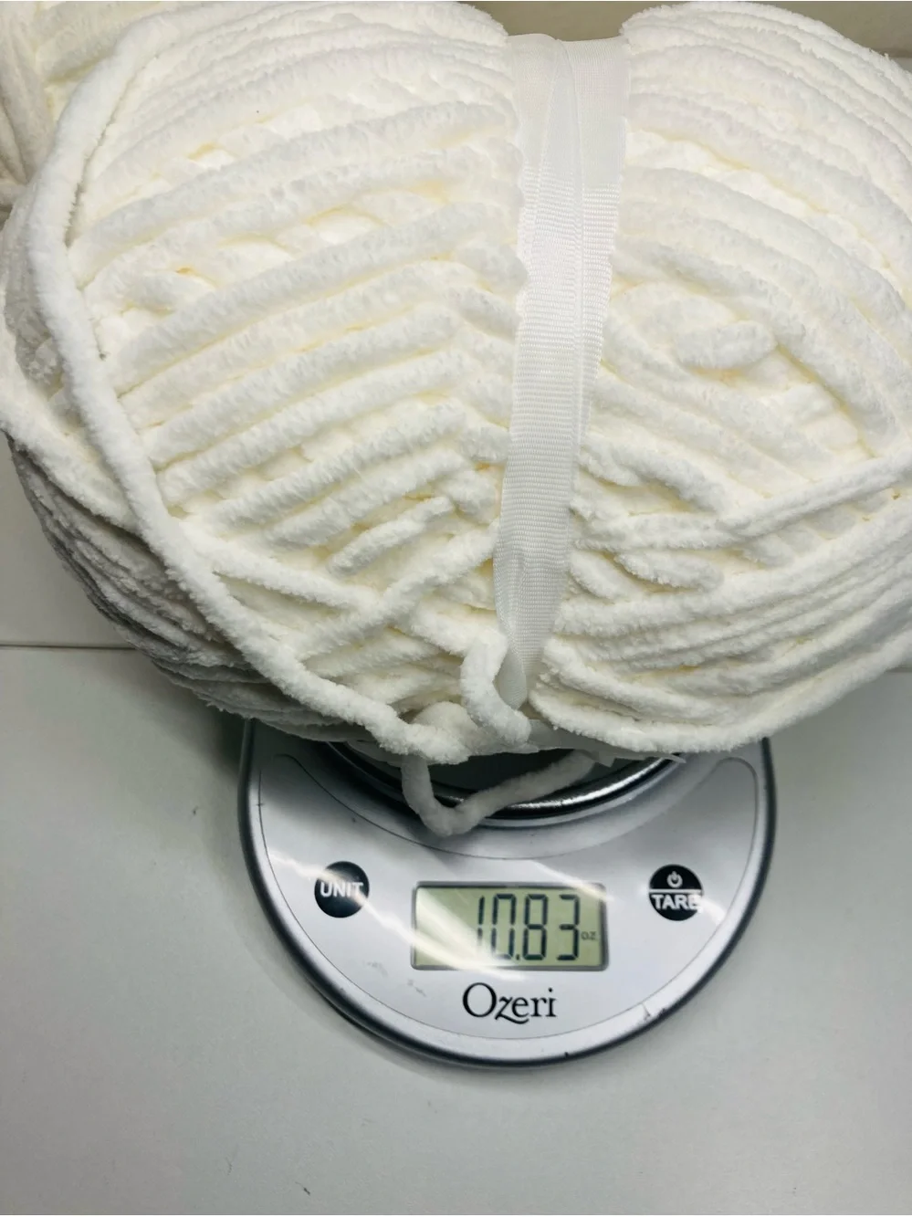~41.5 oz / 2 lbs 9 oz‎ NEW Soft White Chunky Baby Blanket Yarn - 4 Skeins